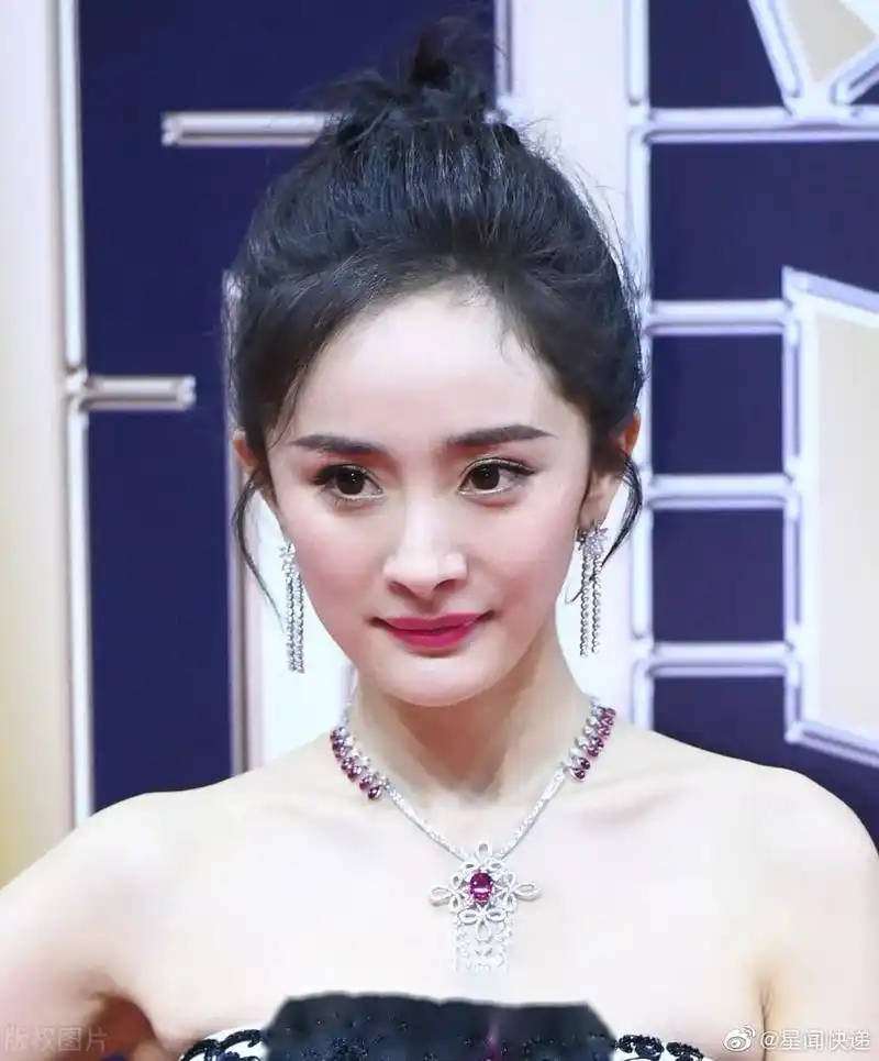 杨幂在节目开始前点外卖,"一个夏威夷风光披萨,一个榴莲芒果披萨,薯条