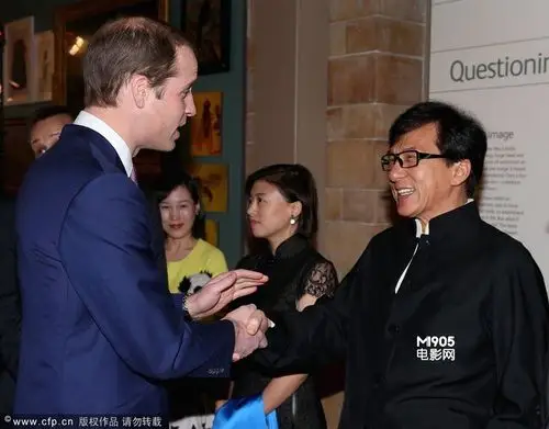 成龙现身伦敦出席会议 与威廉王子握手热络交谈