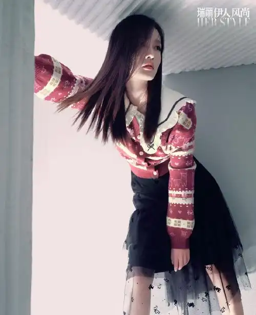 组图:李沁逆光暗影大片高冷酷飒 长发松散露精致锁骨眼神坚毅_高清