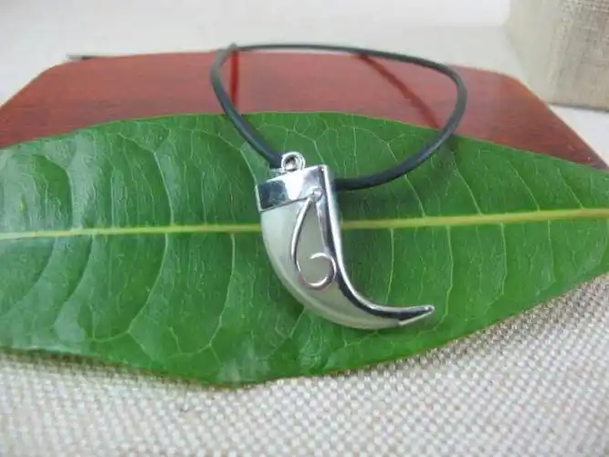 玉海楼-精品微拍第七场 12号拍品:虎爪白金挂件,长为2.5厘米,宽为1.