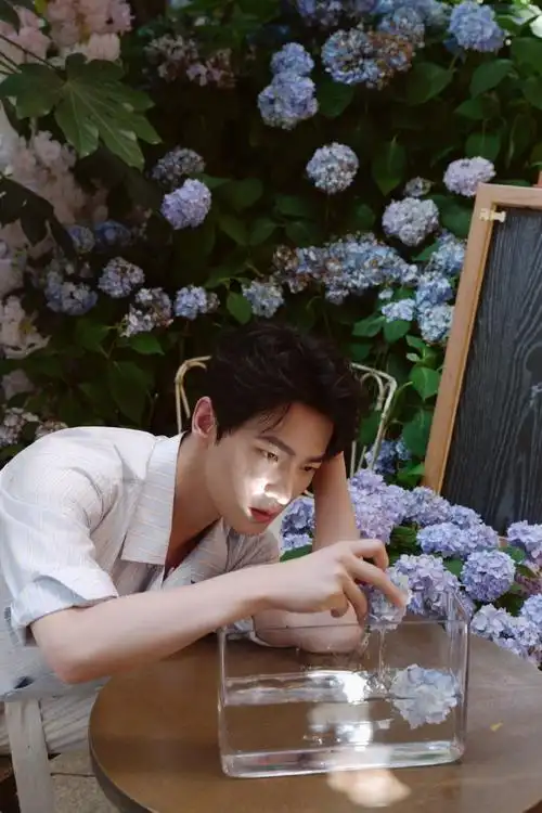 杨洋蓝白纹衬衫##杨洋闻花#杨洋今日活动造型又帅出新高度!