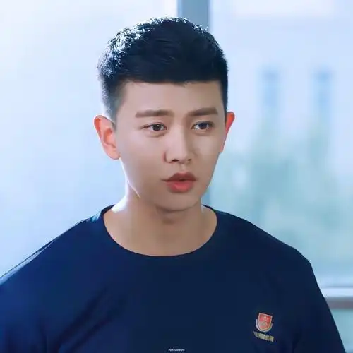 任嘉伦嘟嘟嘴92十八宫格大年初七啦……一起来嘟嘟嘴92