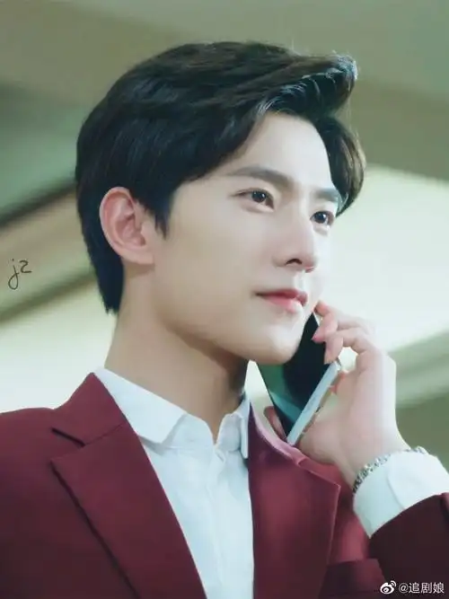 杨洋主演的微微一笑很倾城剧中里角色肖奈的西装杀来了