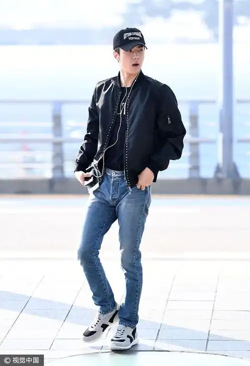 exo吴世勋飞行员夹克 牛仔裤潮范十足 单手插兜迈长腿宛如时尚写真