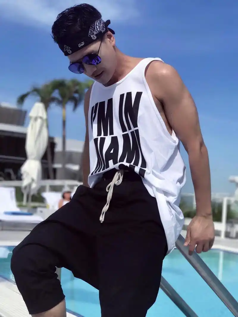 新浪娱乐讯 日前,何晟铭一组迈阿密拍摄的泳池写真曝光.