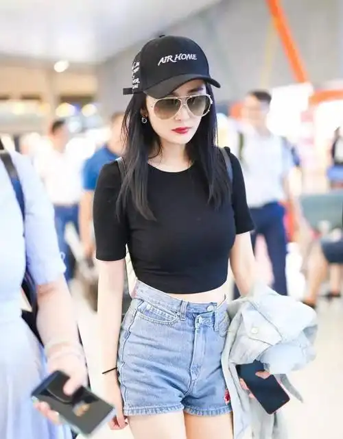 21岁关晓彤长大了,紧身露脐装搭配牛仔短裤,炫腹秀腿身材很性感