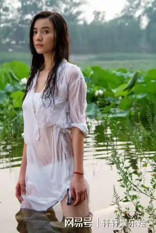 宋佳②王丽坤一直被称为素颜女神,就是因为当时她在下水后的这张清纯