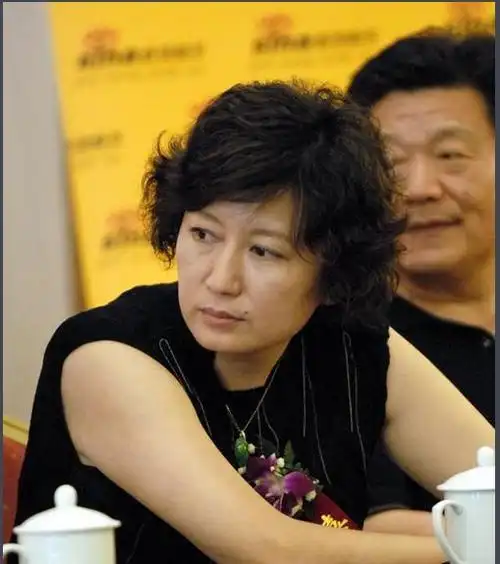 孙红雷为什么把钱财放在赵宝刚媳妇丁芯这里,他们到底什么关系