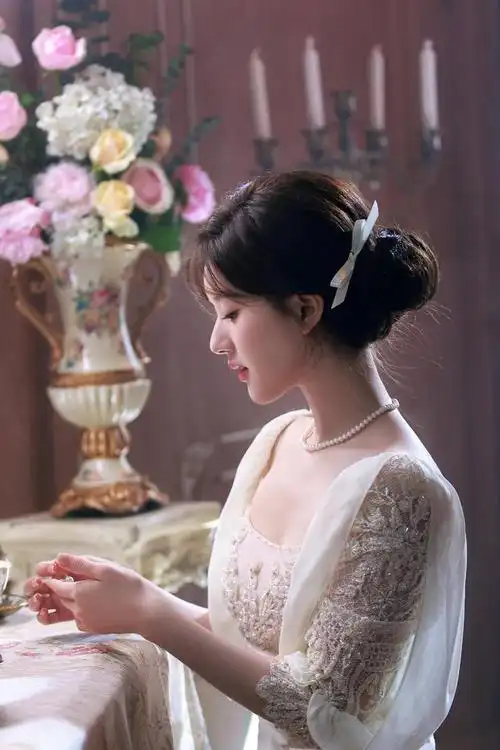 赵露思六一节营业照,简约盘发白色蕾丝纱裙,珠光宝气温婉可人