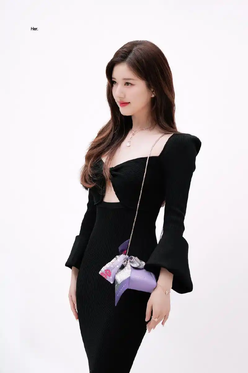 来看美女!赵露思镂空黑色连衣裙生图来啦!