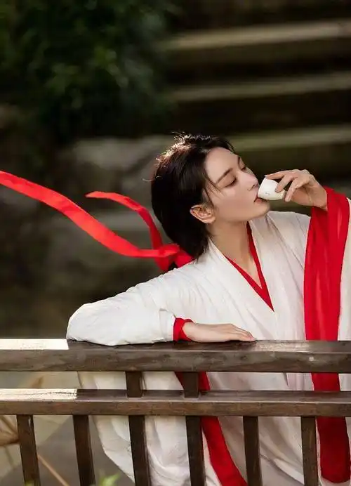 张馨予红裙白衣演绎古风侠女 执笔泼墨林中饮酒英气十足_写真_眼神