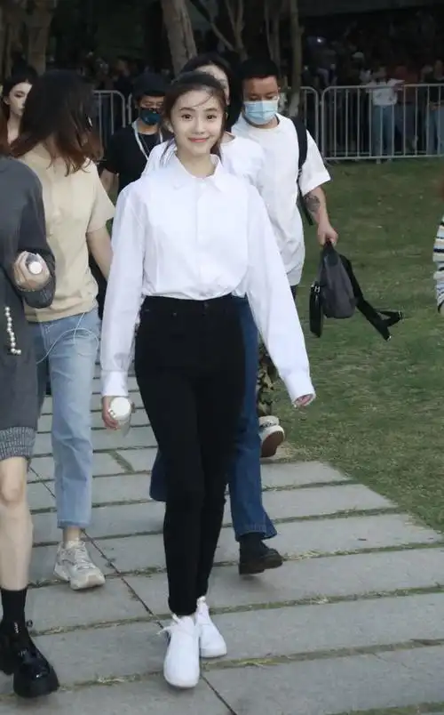 扎起马尾辫的刘浩存,白衬衫配黑裤子简约满分,有一种班花既视感