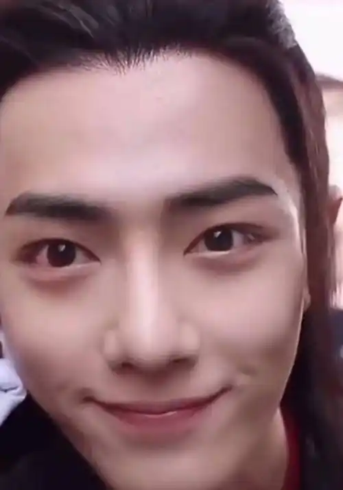 肖战怼脸拍上热搜,素颜皮肤状态很真实,冲镜头挑眉太可爱了_魏无羡