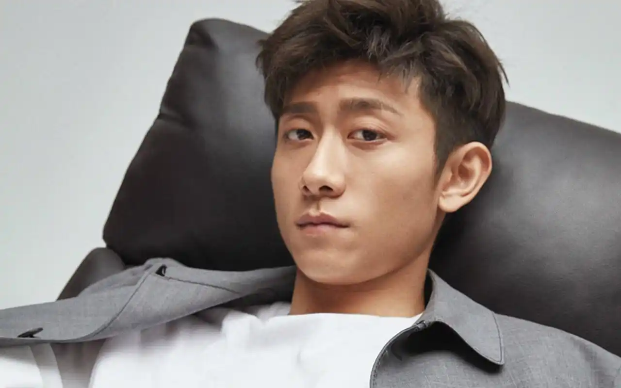 张一山雅痞时尚帅气写真高清壁纸-大陆明星-壁纸下载-美桌网