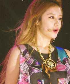 长发美女长发飘飘大项链跳舞gif动图_动态图_表情包下载_soogif