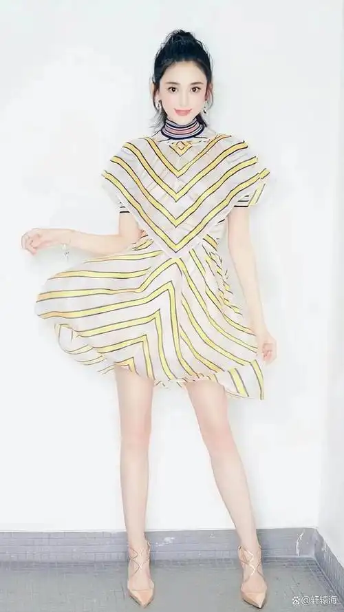 被古力娜扎的穿搭惊艳到了!针织衫配短裙时髦又高级,气质真好!