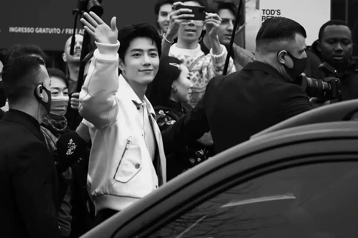 看着肖战边走边挥手,好像和三年前边走边合十的鞠躬重影了,光影中他真