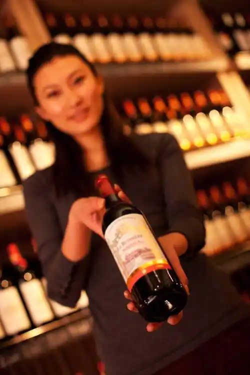 酒吧里有酒瓶的年轻女人