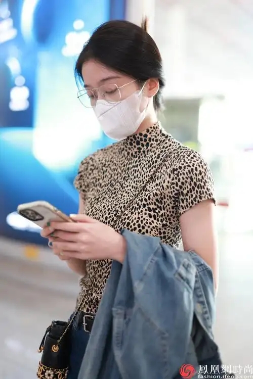 张雪迎盘发造型现身机场,身穿半袖高领豹纹紧身衣温婉不失个性__凤凰