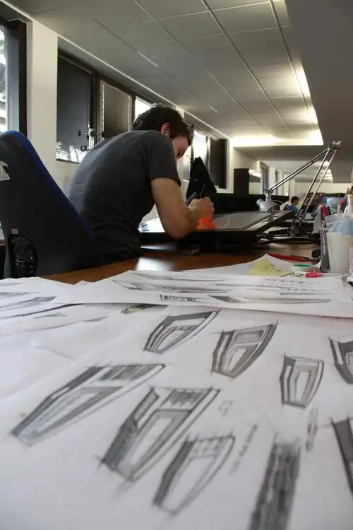 【"你认为一名汽车设计师的日常是怎样的?"】