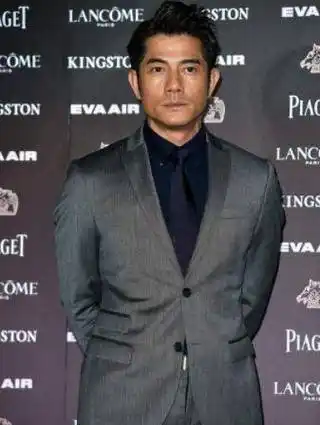 张艺兴同梳大背头,关掉美颜,网友:终于相信女生眼光了_审美_明星_形象