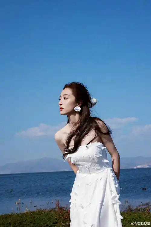 也是《旋风少女》中百折不挠的戚百草,她就是坚韧内敛的@胡冰卿!