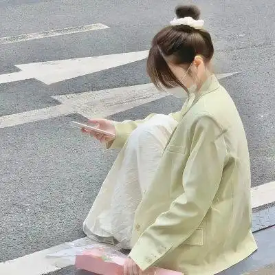 清新浪漫穿搭女生头像