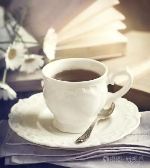 杯茶,一本书籍和 chamomiles