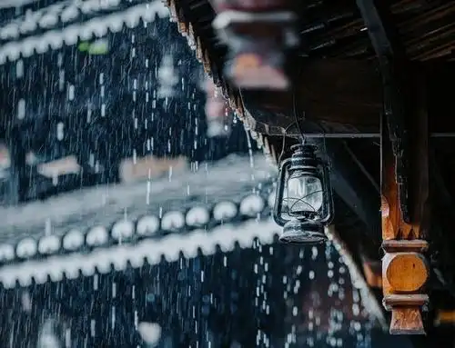 适合下雨天发心情说说 雨天和你邂逅的屋檐最美