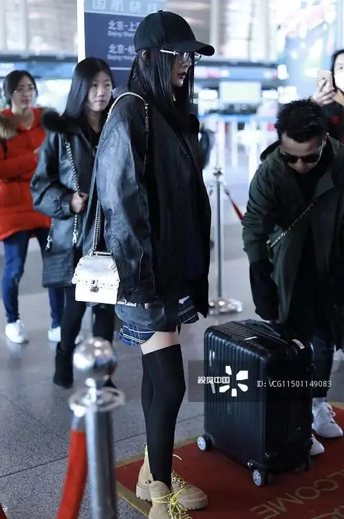 杨幂街拍:balenciaga黑色皮夹克搭fendi kan i金属色链条包 黑丝袜off