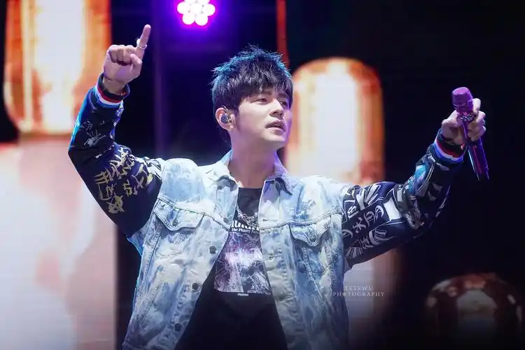 如何评价周杰伦参加《麦田音乐节》? - 知乎