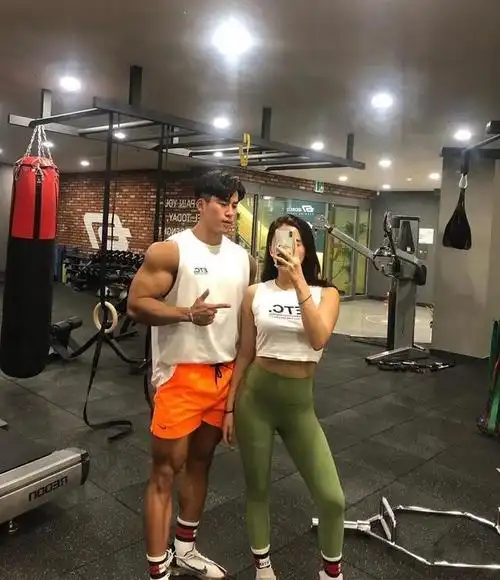 健身情侣让人羡慕他拥有强壮的肌肉她拥有性感的蜜桃臀