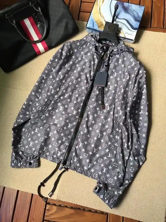 lv男士连帽休闲外套,全景活性印花工艺图案,定制原版五金,客供专柜
