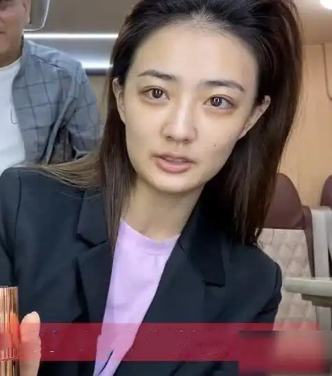 包括之前徐璐素颜出镜的时候,我们同样看到她的五官和皮肤很不错,可