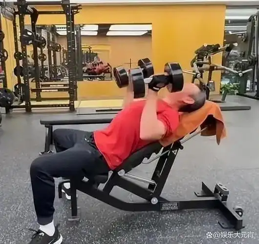 68岁张丰毅健身画面曝光,头发花白身材挺拔,肌肉完胜大把小鲜肉