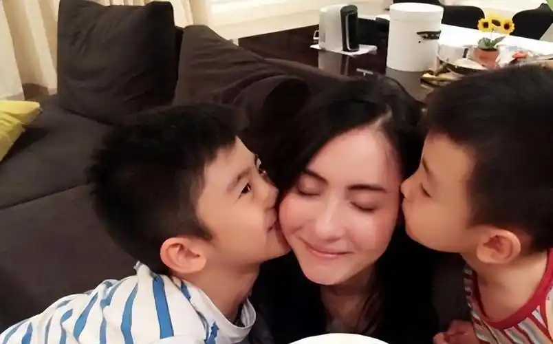 张柏芝晒出三胎儿子正面照!谜团彻底解开 - 娱乐资讯(主打网)