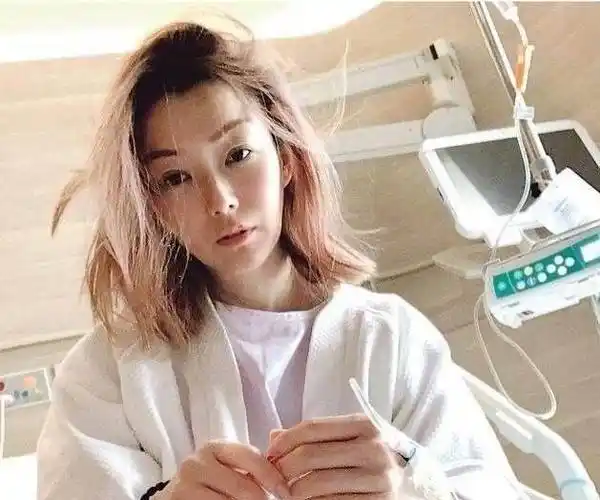 天后郑秀文晒刮痧照,背部手臂呈深红色,身体状况令人担心_许志安_父亲