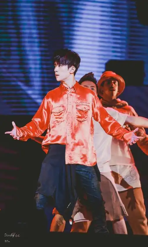 青春,跃动中呈现活力激情,灵魂舞者易烊千玺,在闪耀舞台中演绎内心