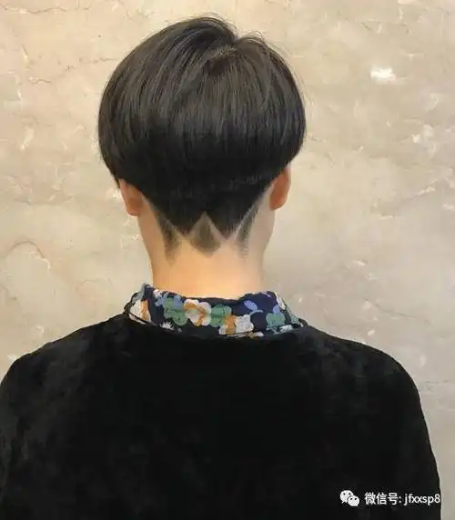 春天流行"推后边"发型