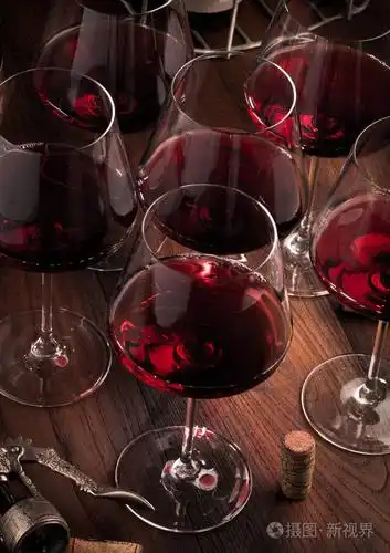 黑木桌上的红酒杯.照片-正版商用图片156mb1-摄图新视界