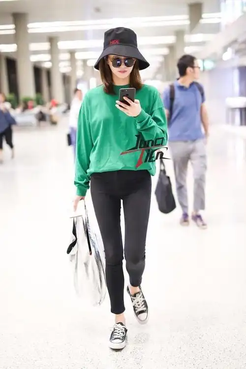 江疏影穿紧身裤现身网友漫画腿太好看了