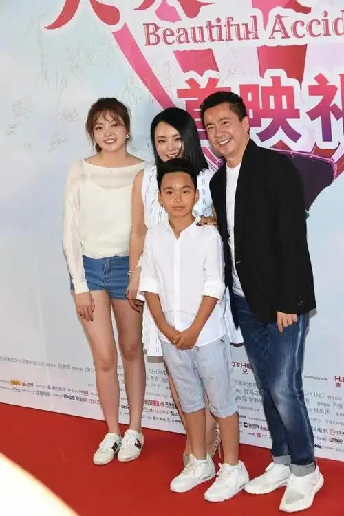 王中磊一家四口同框女儿模样老成不像小姑娘儿子一脸憨憨样