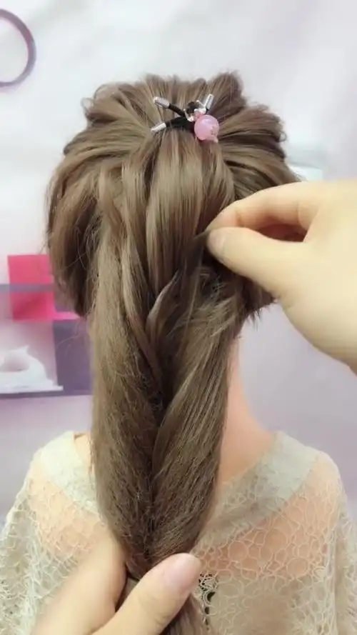 夏天给姑娘这样扎头发,温度高,这样扎特别凉爽