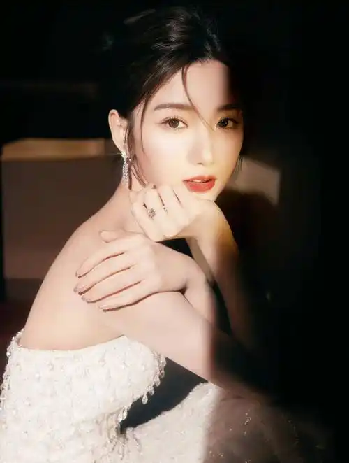 女星毛晓彤写真集:秀丽清秀,甜美靓丽