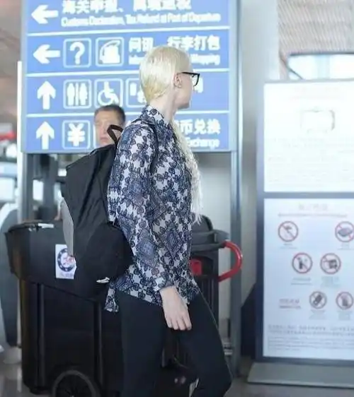 撒贝宁携妻子现身机场,穿白t朴素低调,外籍老婆走路上像是超模_李白