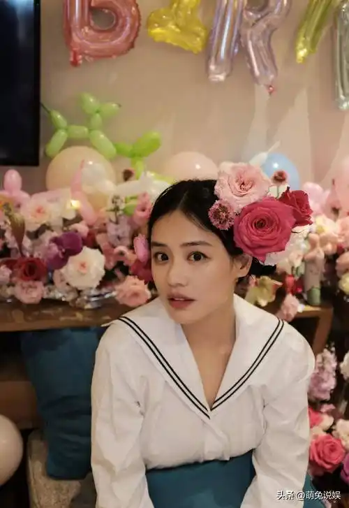 马思纯庆36岁生日房间摆满鲜花头插玫瑰花开心的像个小孩子