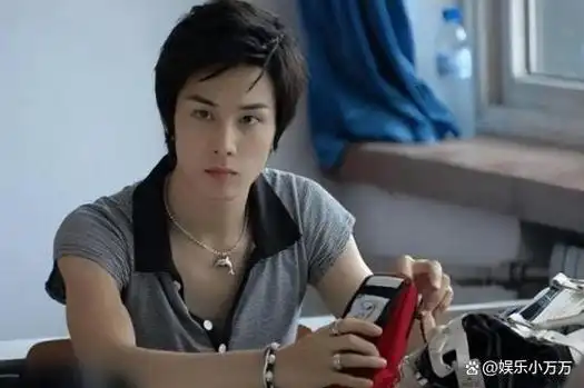 在成为戚薇的丈夫之前,李承铉在娱乐圈并没有引起太多关注.