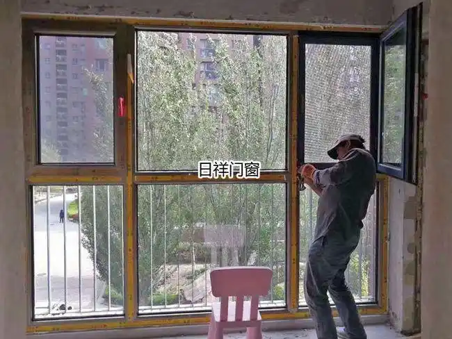 朝阳西坝河东里安装阳台窗户现场实拍