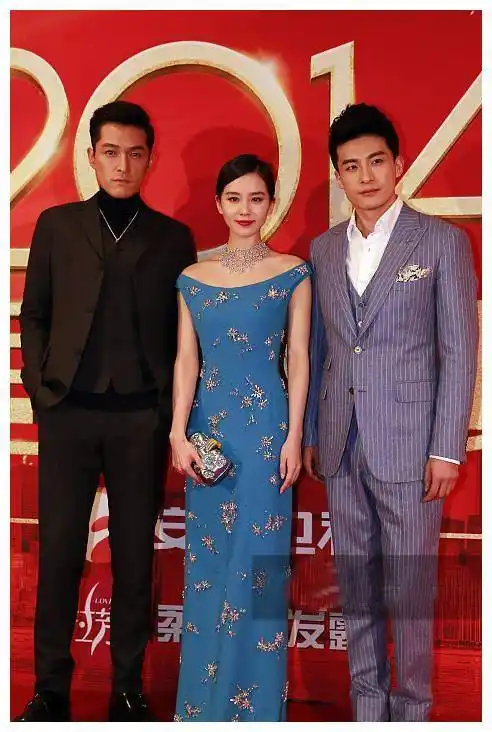 刘诗诗穿宝蓝长裙亮相,又纯又欲好撩人,与戴小银链的胡歌配一脸_礼服_