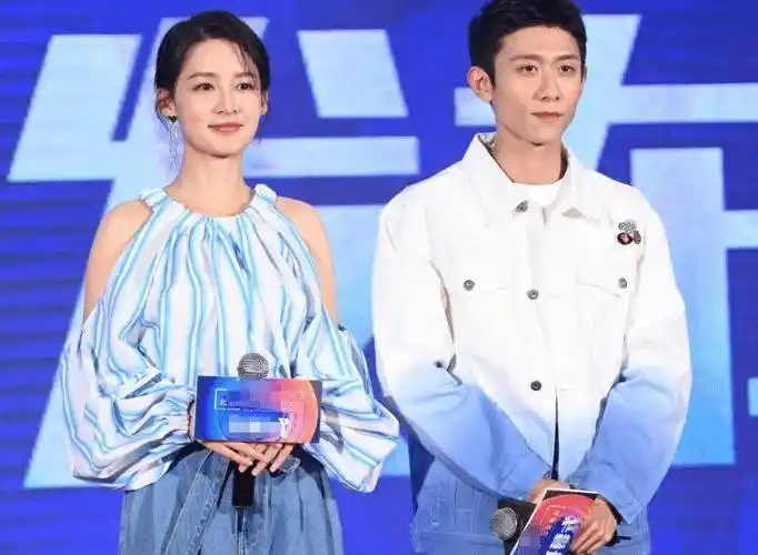 李沁张一山合作新剧,网上传出路透,路人镜头李沁颜值过于真实_状态